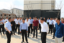 新沂市市委書記高山、市長陳堂清帶領市觀摩團赴公司承建的新沂金唐新城安置房PPP項目進行現場觀摩指導