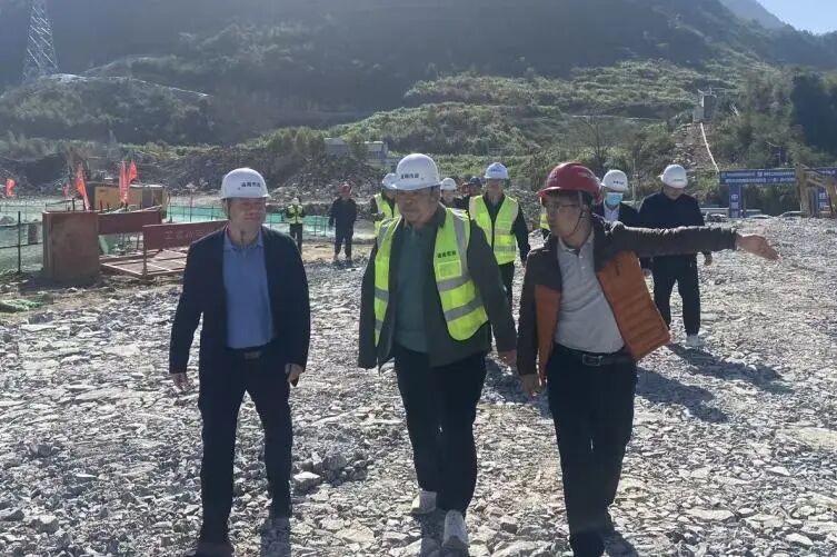 清遠市城管局局長張偉華一行到清遠市北部能源生態(tài)園項目調研